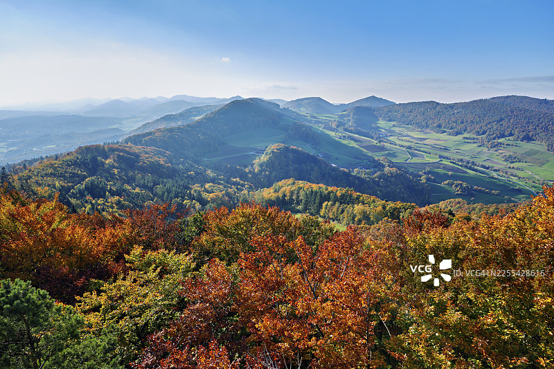 从吉斯利夫吕厄（Gisliflue）看到的秋季森林景色，背后是汝拉山麓，可以看到瓦瑟弗吕（Wasserfluh）和施特里亨（Strihen），位于瑞士阿尔高州塔尔海姆图片素材
