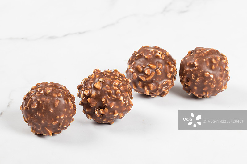 纯素巧克力榛子糖果球，白色背景，特写图片素材