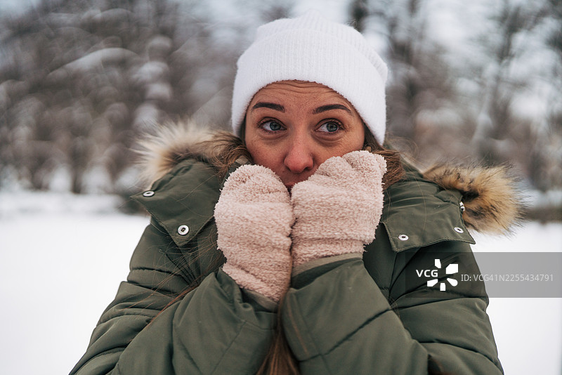 寒冷的冬天，一名女子在户外感到寒冷图片素材