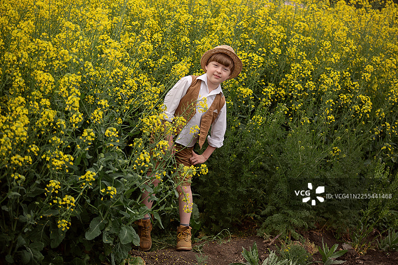 油菜花田里的男孩图片素材