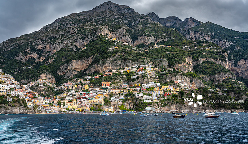 从波西塔诺到阿马尔菲的海岸线游船观景，意大利阿马尔菲海岸图片素材
