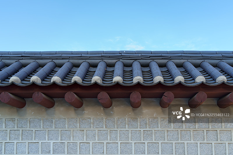 韩国传统宫殿屋顶，铺有陶瓷瓦片和石头墙图片素材
