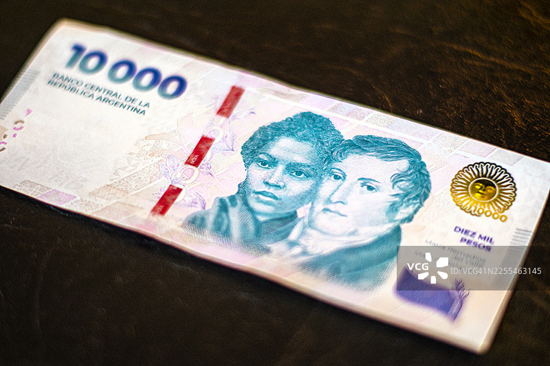 10000阿根廷比索钞票，现金。阿根廷比索。图片素材