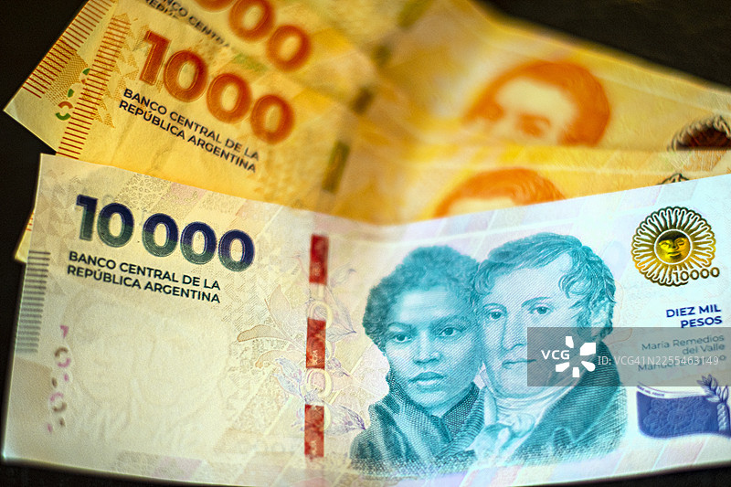 10000和1000阿根廷比索钞票现金图片素材