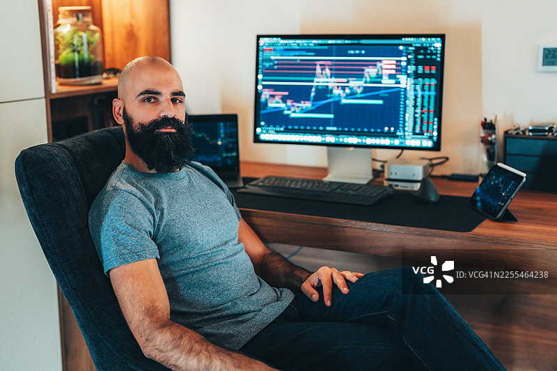 加密货币交易员在多屏上分析市场图表图片素材