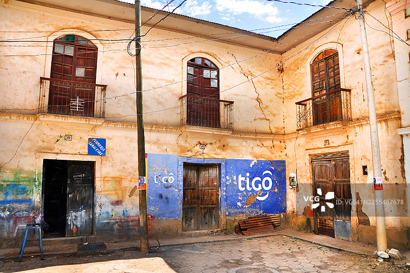 玻利维亚索拉塔。古老的街角，有商店和房屋。图片素材