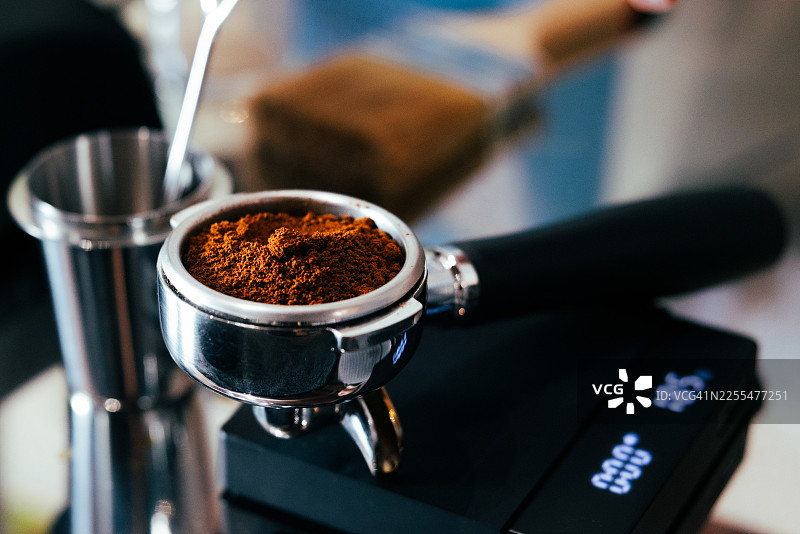 在咖啡店冲泡新鲜的意式浓缩咖啡。图片素材
