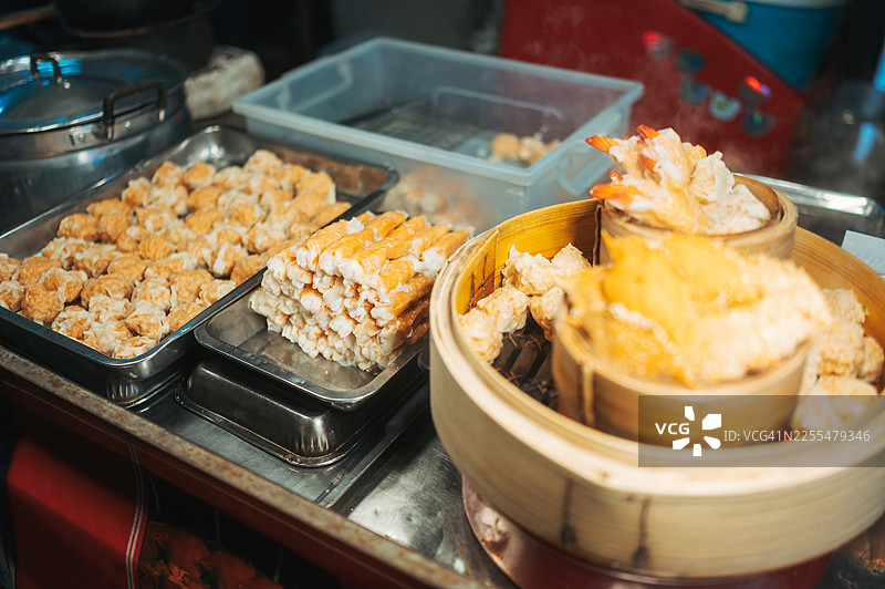 各种色彩鲜艳的点心菜肴，在竹蒸笼中新鲜出炉，是地道的东方美食图片素材