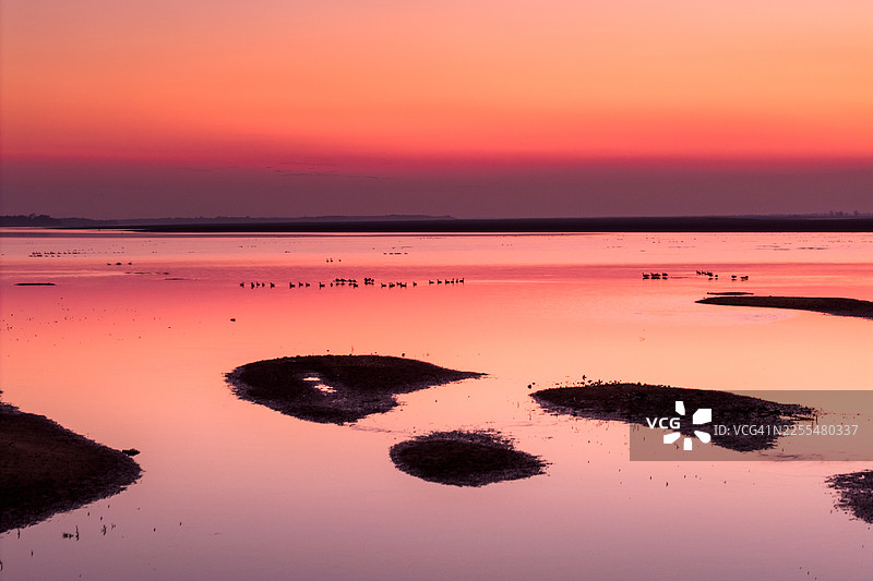 湖面上红色的日落图片素材