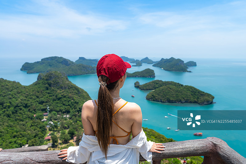 一位女士在泰国素叻他尼府安通群岛旅行图片素材