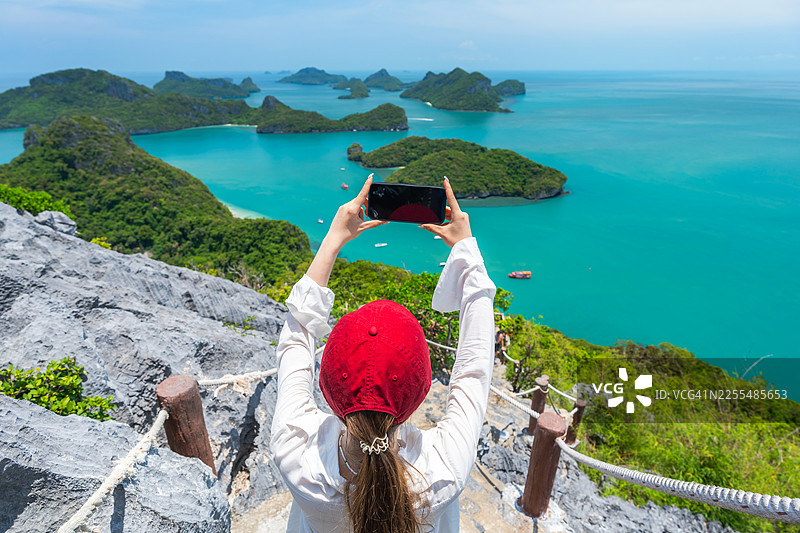 一位女士在泰国素叻他尼府安通群岛旅行图片素材