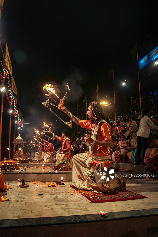 印度瓦拉纳西，祭司在恒河岸边进行晚间的阿提和阿格尼祈祷仪式图片素材