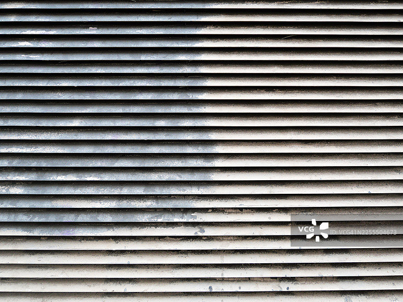法国巴黎，一个灰色和蓝色的大型金属通风口特写。图片素材