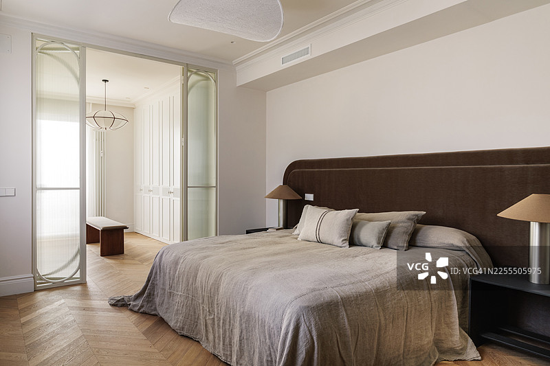 透过敞开的玻璃门看到的卧室景观图片素材