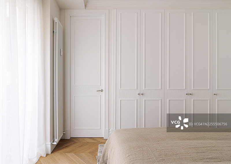 简约卧室的嵌入式衣柜图片素材