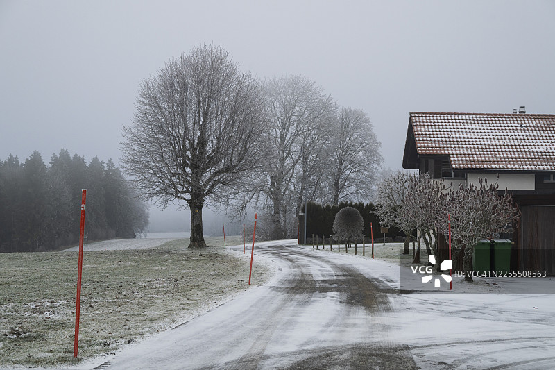 冬季莱日内维耶的乡村雪路图片素材