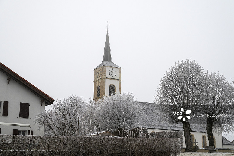 冬季雪中的莱日日内瓦教堂塔楼图片素材