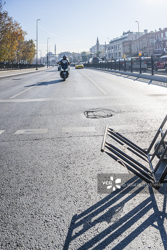 伊斯坦布尔街头骑滑板车的人图片素材