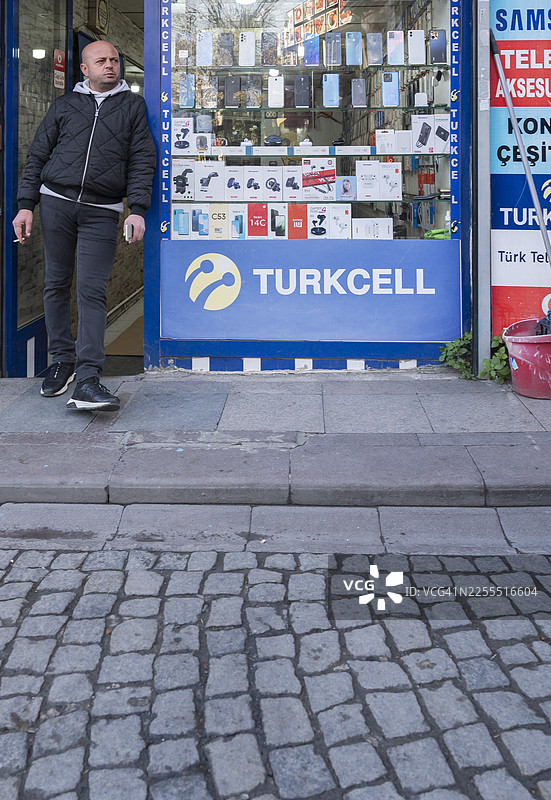 伊斯坦布尔一男子在手机店外等候图片素材