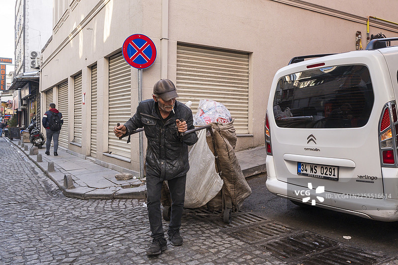 拾荒者在伊斯坦布尔街头推着手推车图片素材