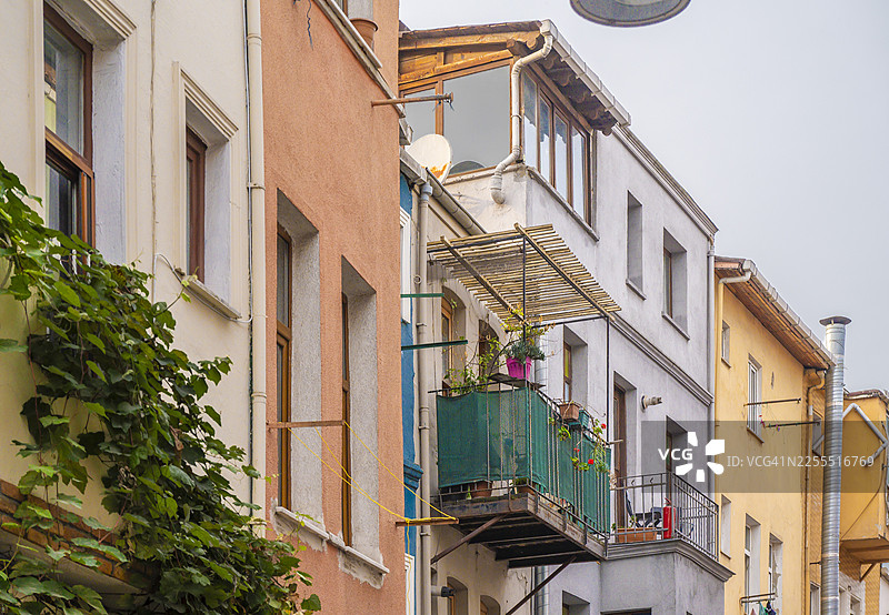 伊斯坦布尔巴拉特区色彩斑斓的建筑和古老阳台图片素材