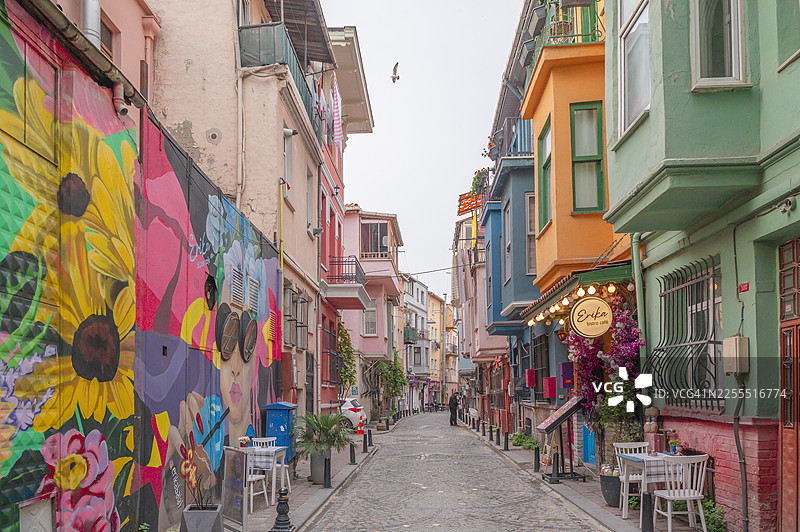 伊斯坦布尔巴拉特街区的街头艺术壁画和色彩缤纷的房屋图片素材
