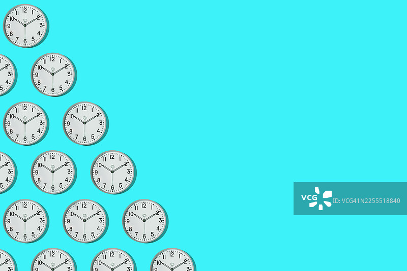绿松石蓝色背景左侧的墙壁时钟图案，显示时间为10:10。时间，小时，分钟，秒，测量仪器，抠像。图片素材