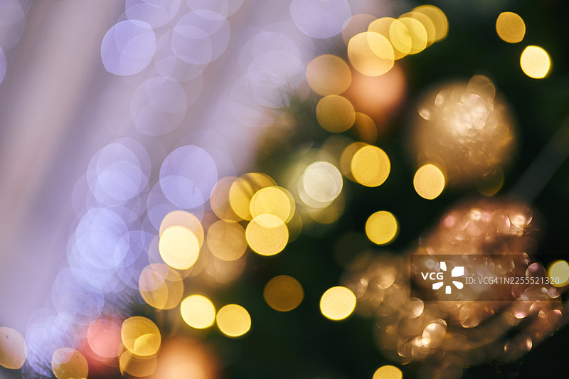 闪耀的彩色散景营造出节日氛围的模糊背景图片素材
