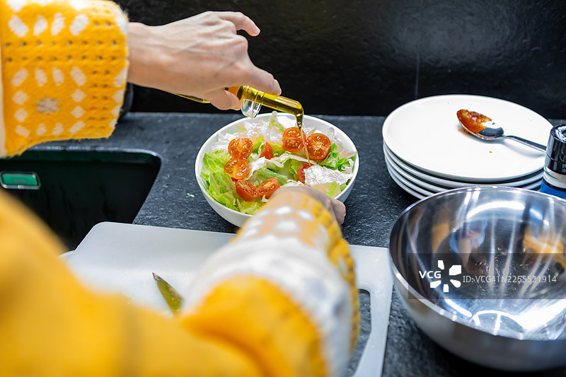 在准备新鲜健康的沙拉，并淋上橄榄油图片素材