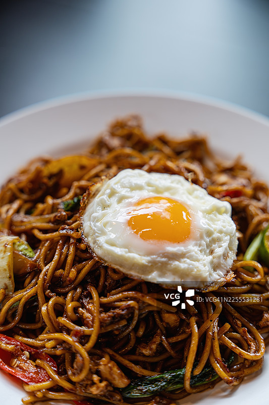 亚洲炒面配太阳蛋图片素材