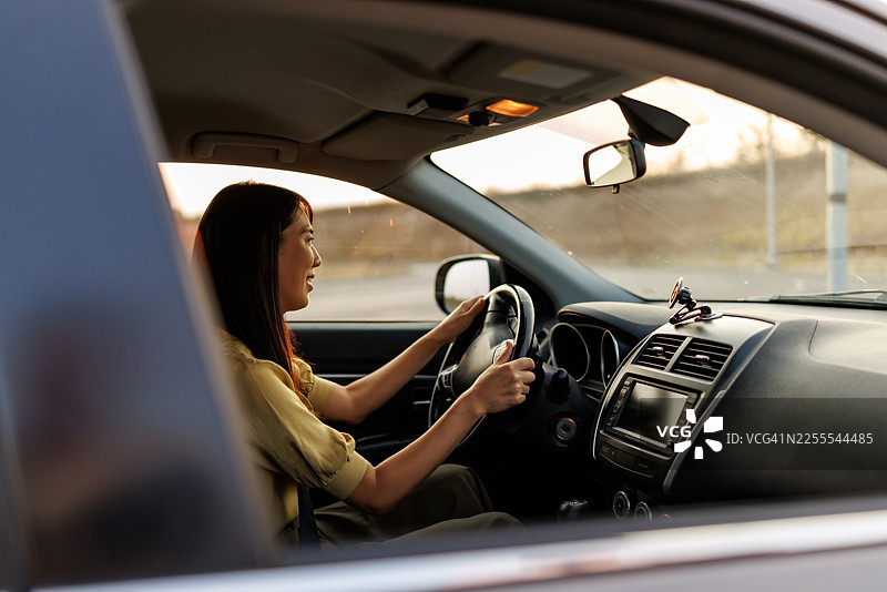 亚洲女性在旅途中享受金色时段的阳光图片素材