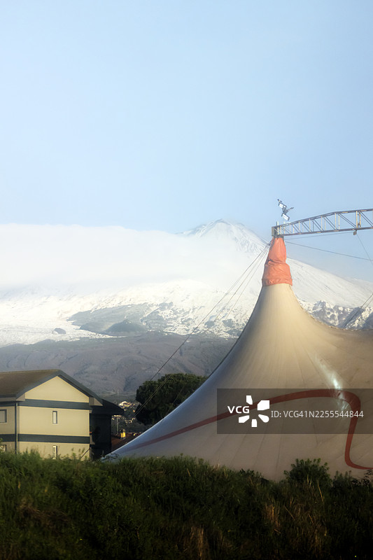 西西里岛的马戏团帐篷和埃特纳火山图片素材