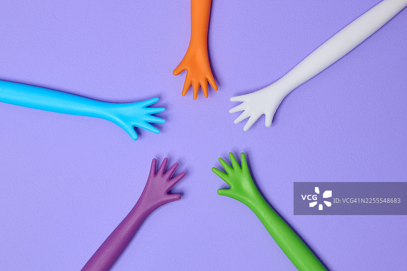 不同颜色的手伸出并靠近彼此图片素材