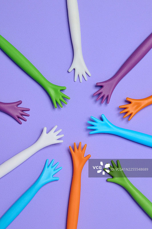 不同颜色的手伸出并互相靠近图片素材