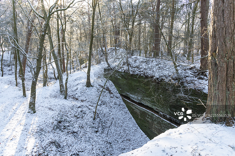 英格兰柴郡奥尔德利边缘古老采石场的冬日雪景图片素材