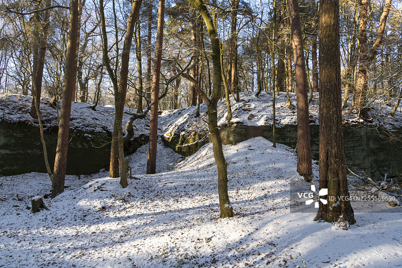 英格兰柴郡奥尔德利边缘古老采石场的冬日雪景图片素材