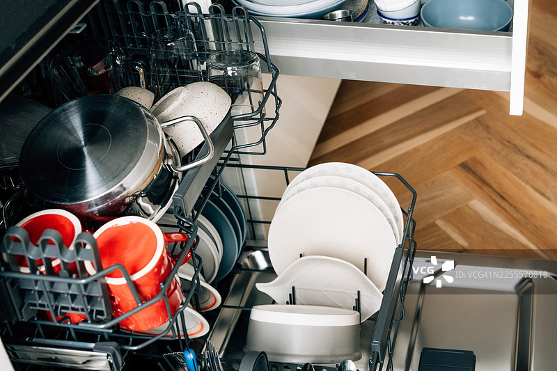 正在卸载的洗碗机被打开图片素材