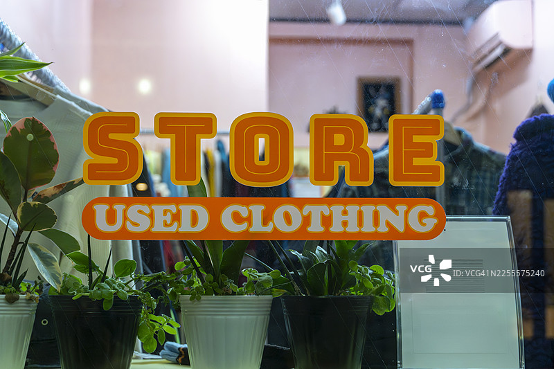 复古寻宝：一家二手服装店图片素材