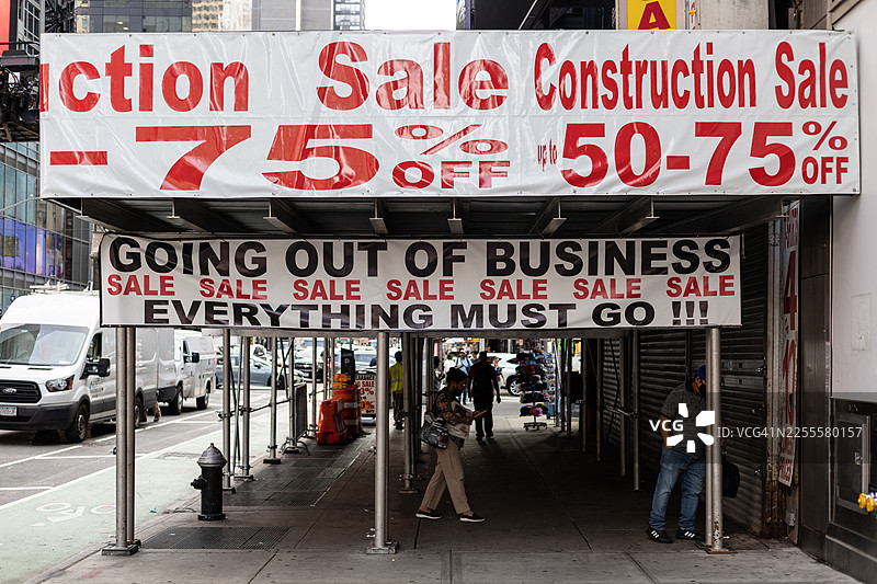 曼哈顿零售店的“清仓甩卖，所有商品必销”标识图片素材