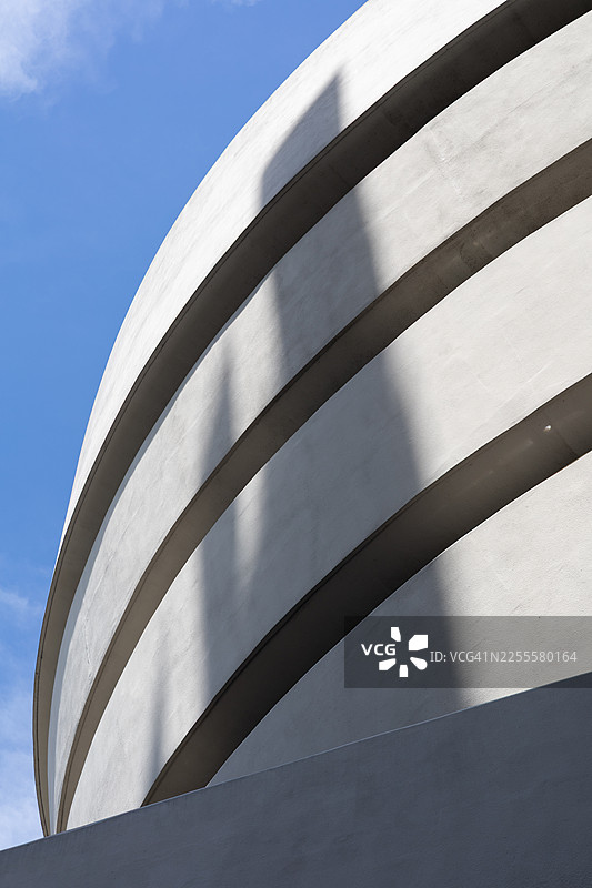 古根海姆博物馆螺旋形混凝土外墙的建筑细节图片素材