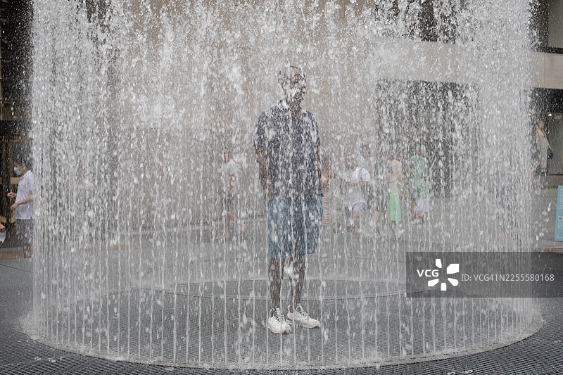 游客在洛克菲勒中心的Jeppe Hein互动式‘变幻空间’喷泉图片素材