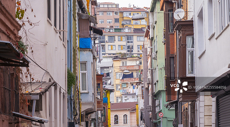 伊斯坦布尔巴拉特区狭窄街道两旁色彩缤纷的建筑图片素材