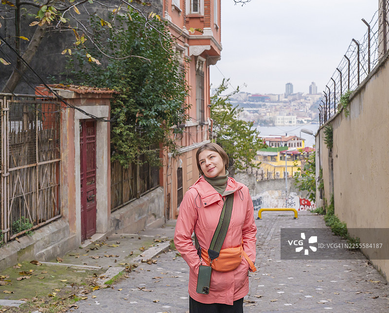 土耳其伊斯坦布尔巴拉特街头的旅行女子图片素材