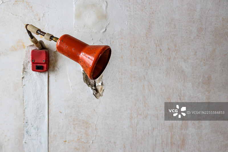 白墙上的红色旧灯图片素材