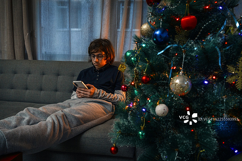 新年第一天，少年在刷社交媒体图片素材