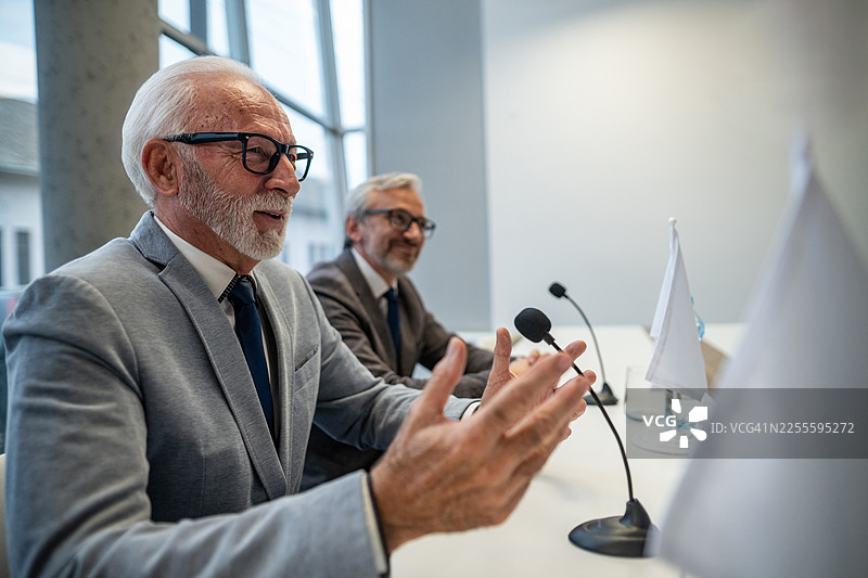 一位资深政治家在政治会议上发言图片素材