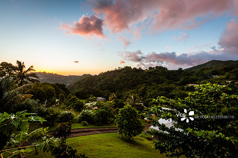 日落时分莫尔内维尔及其周边植被的景观，马提尼克，法国莫尔内维尔。图片素材