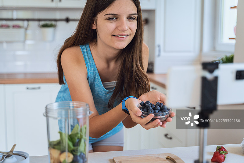 美食博主记录自制冰沙食谱图片素材