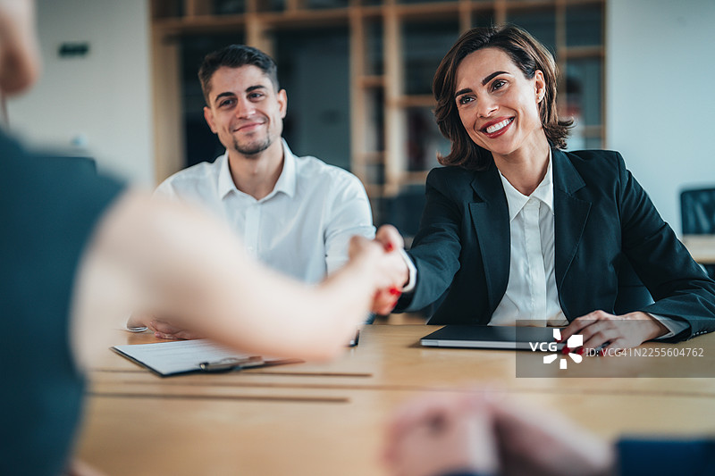 情侣与房产中介签订购房合同图片素材