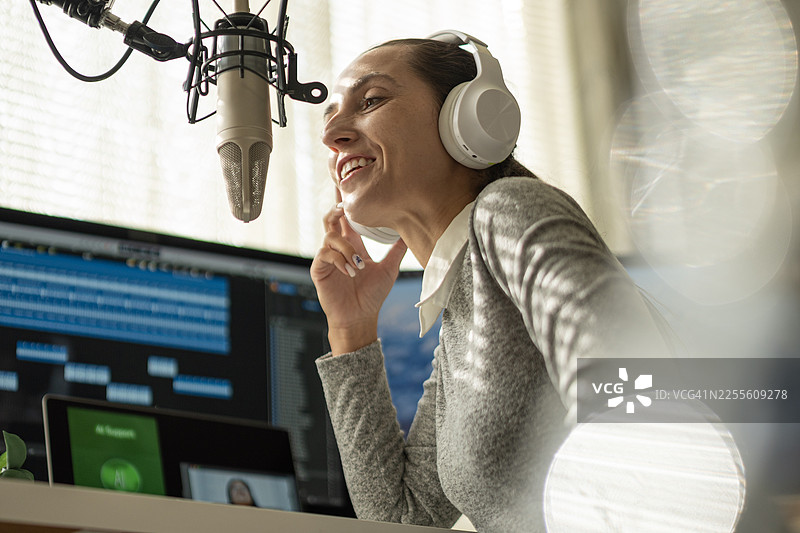 快乐的Z世代女记者正在使用AI聊天机器人制作播客图片素材